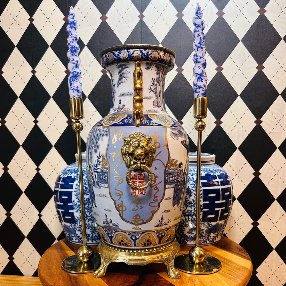 Classic Blue & White Lion-Head Chinoiserie Vase on Gilt Base – 16.5” Vintage Lux